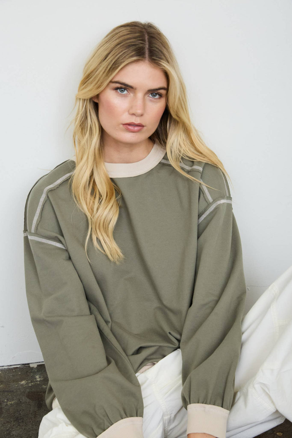 EXPOSED SEAM CONTRAST TRIM KNIT TOP