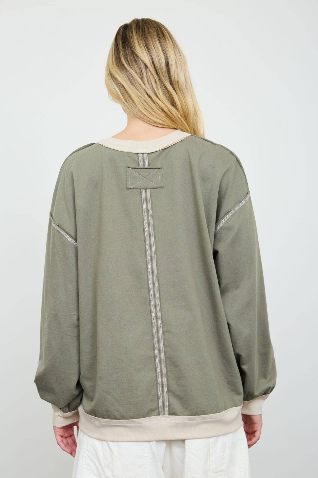EXPOSED SEAM CONTRAST TRIM KNIT TOP