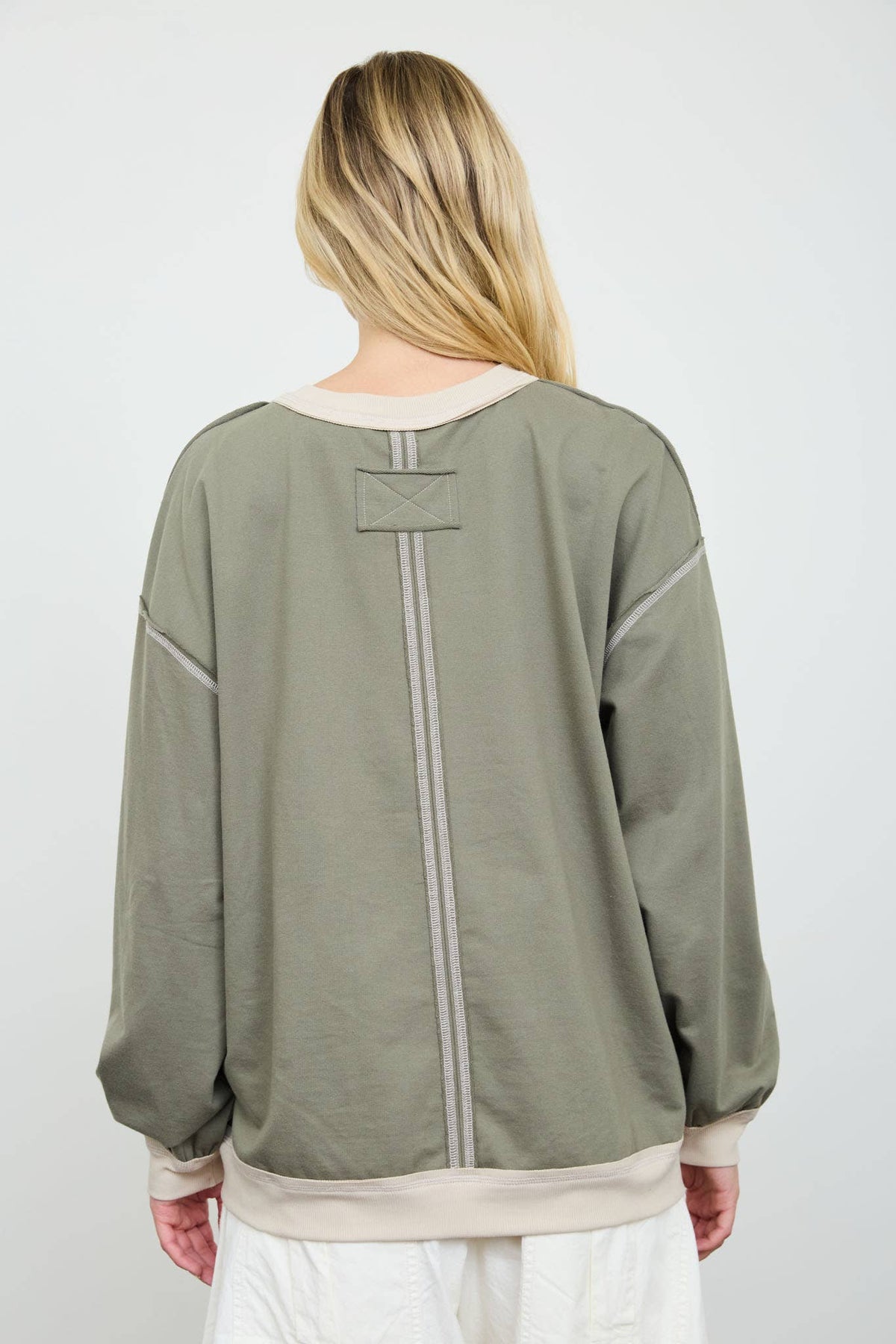 EXPOSED SEAM CONTRAST TRIM KNIT TOP