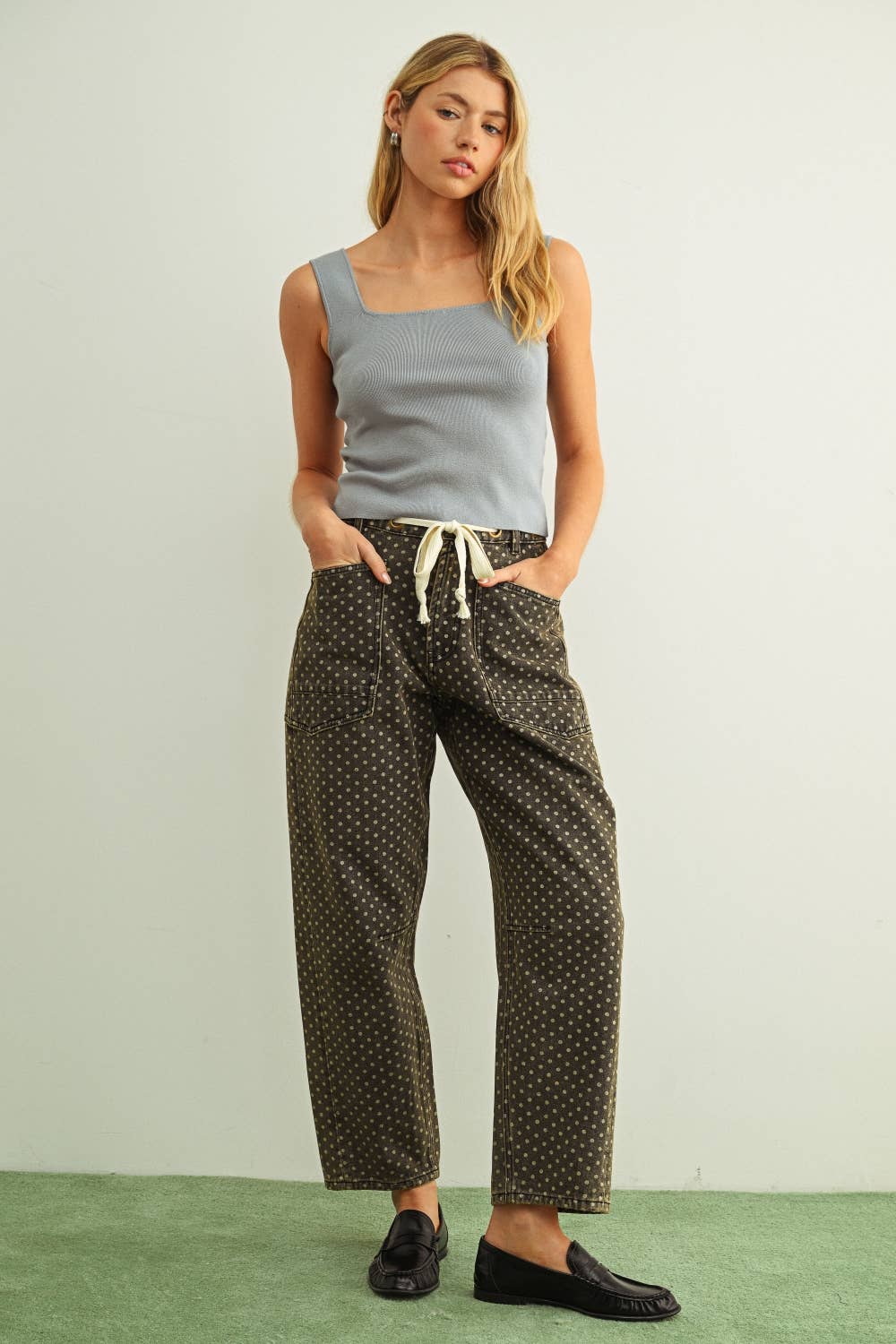 POLKA DOT PRINTED BARREL PANTS WITH BELT