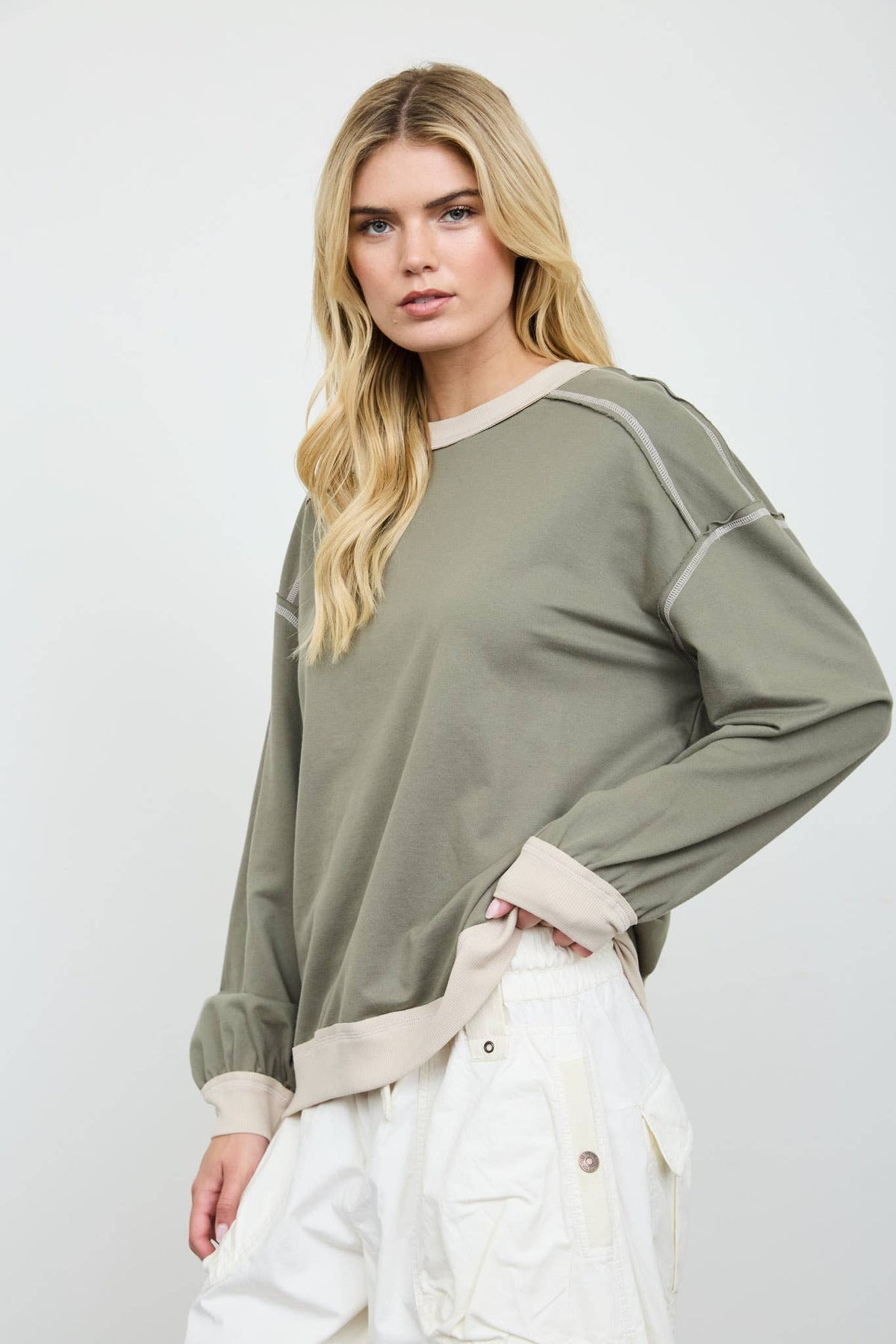 EXPOSED SEAM CONTRAST TRIM KNIT TOP