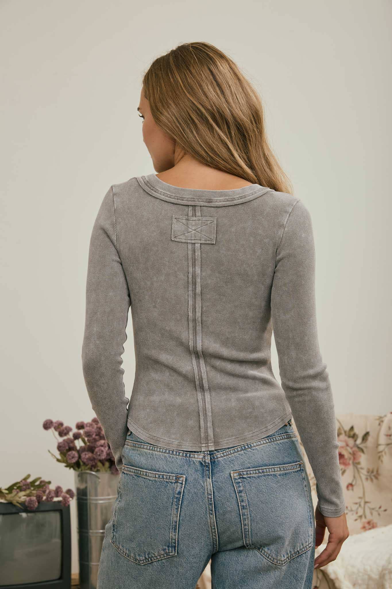 WASHED LONG SLEEVE RIBBED HENLEY KNIT TOP
