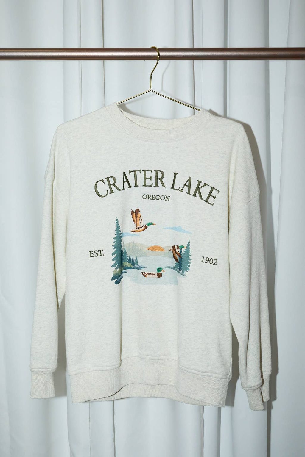 ROUND NECK LONG SLEEVE "CRATER LAKE" GRAHPIC SWEATSHIRT