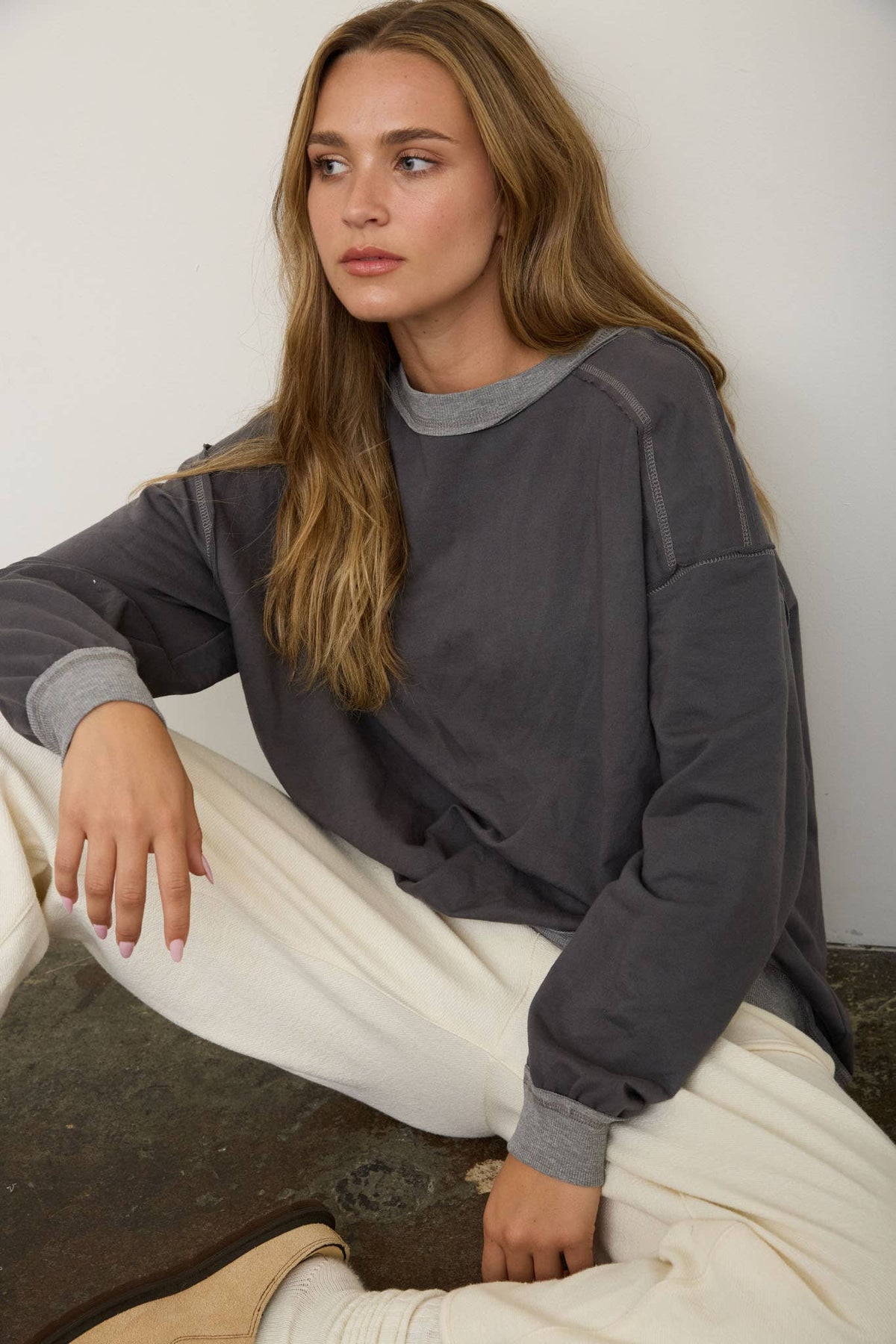 EXPOSED SEAM CONTRAST TRIM KNIT TOP