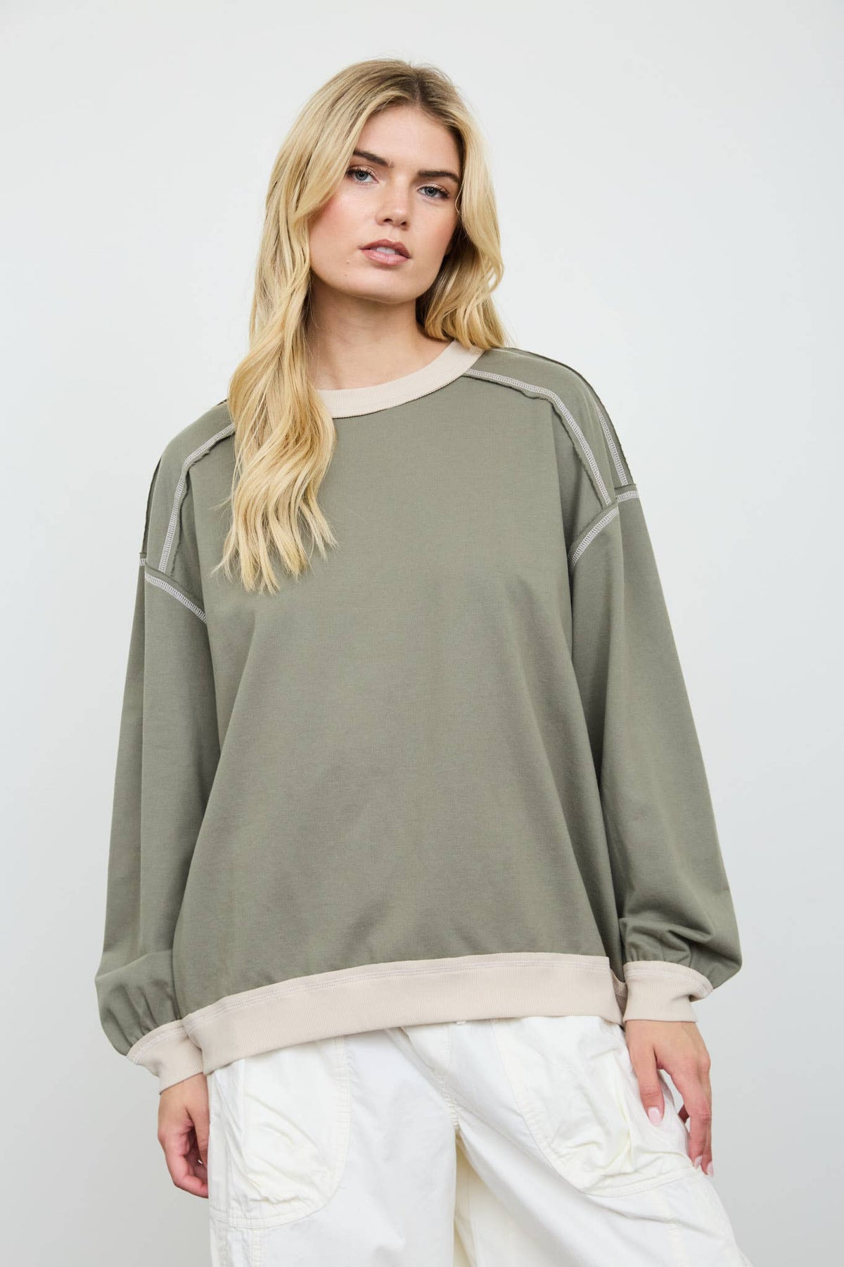 EXPOSED SEAM CONTRAST TRIM KNIT TOP