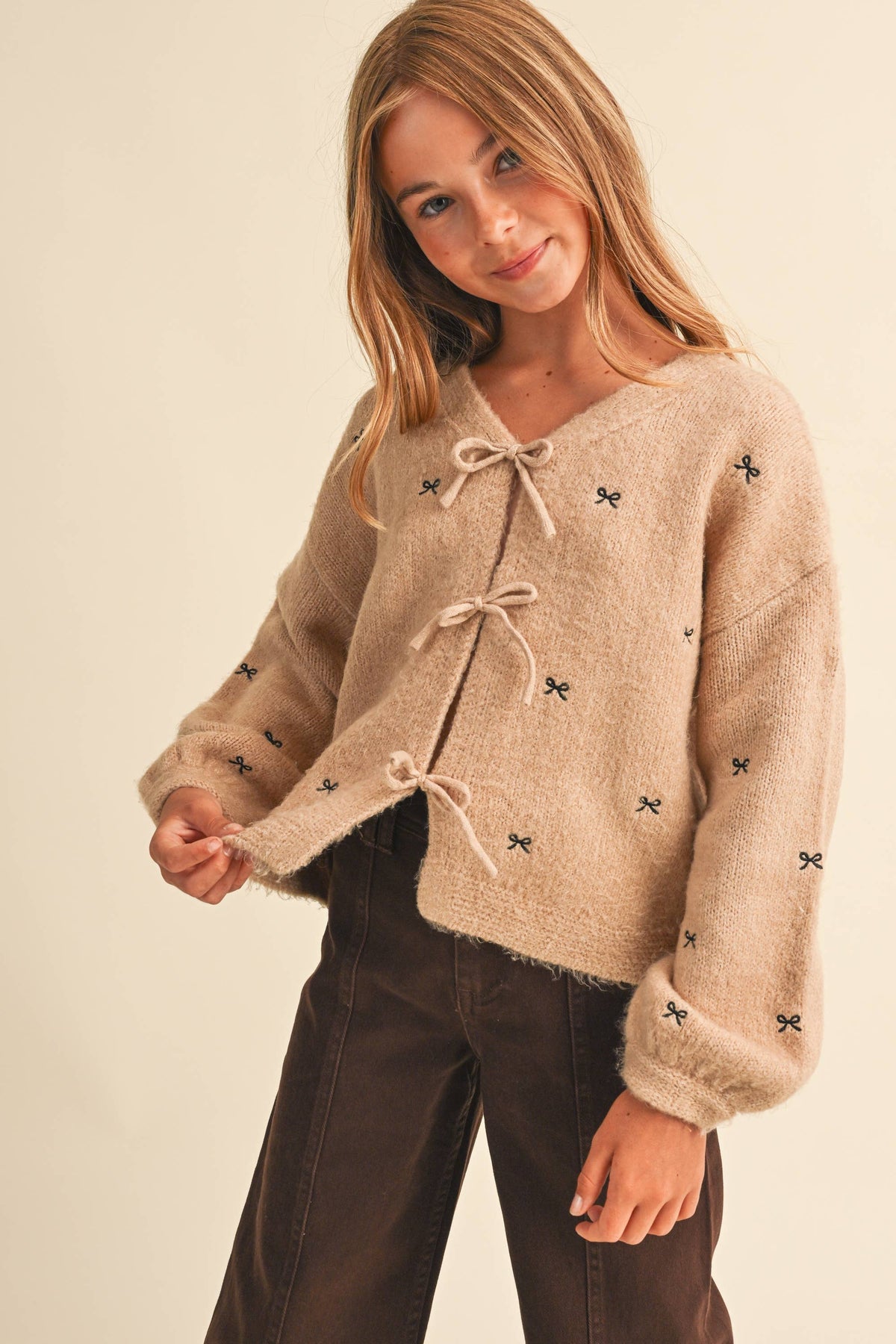 BOW EMBROIDERY SWEATER