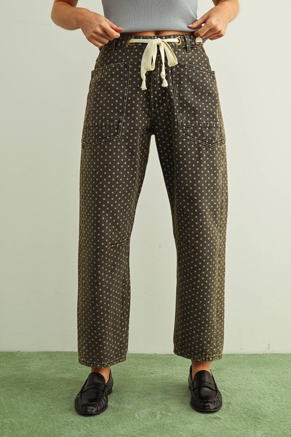 POLKA DOT PRINTED BARREL PANTS WITH BELT