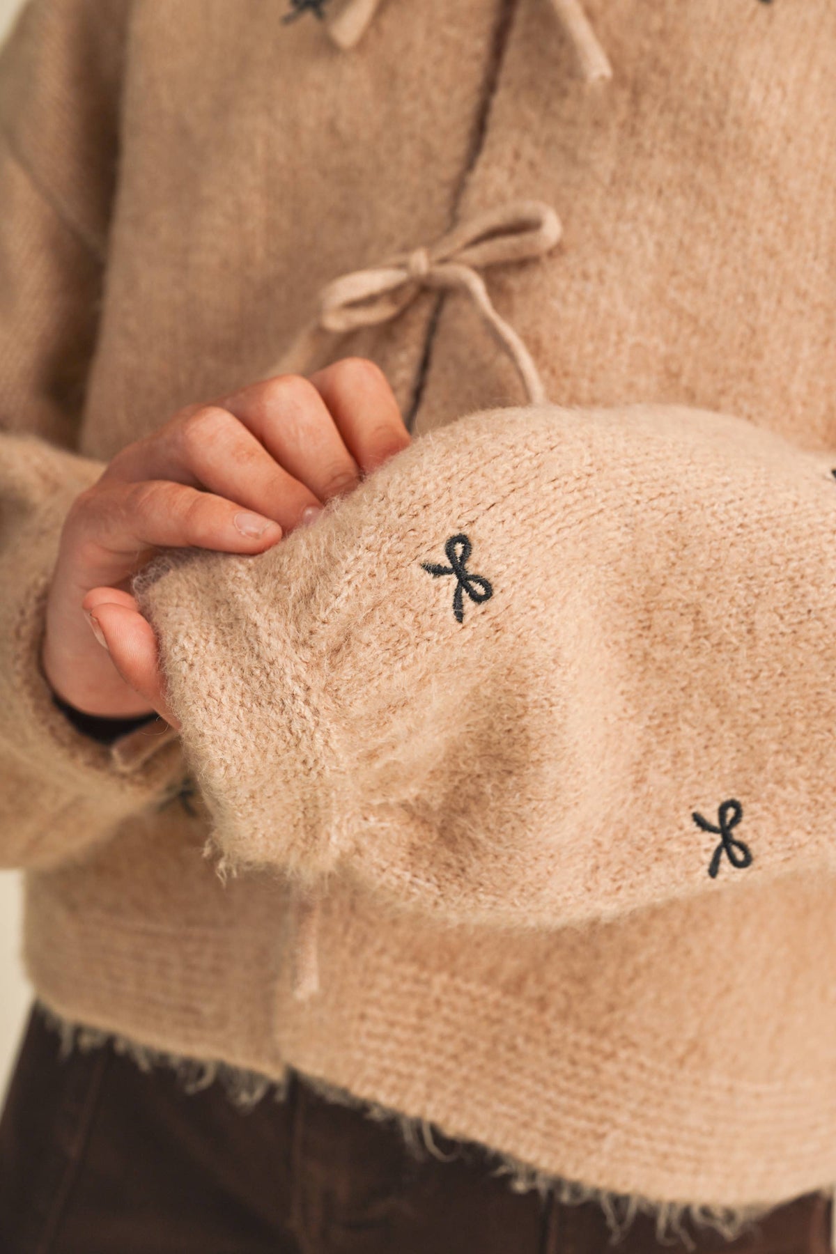 BOW EMBROIDERY SWEATER