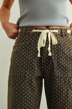 POLKA DOT PRINTED BARREL PANTS WITH BELT