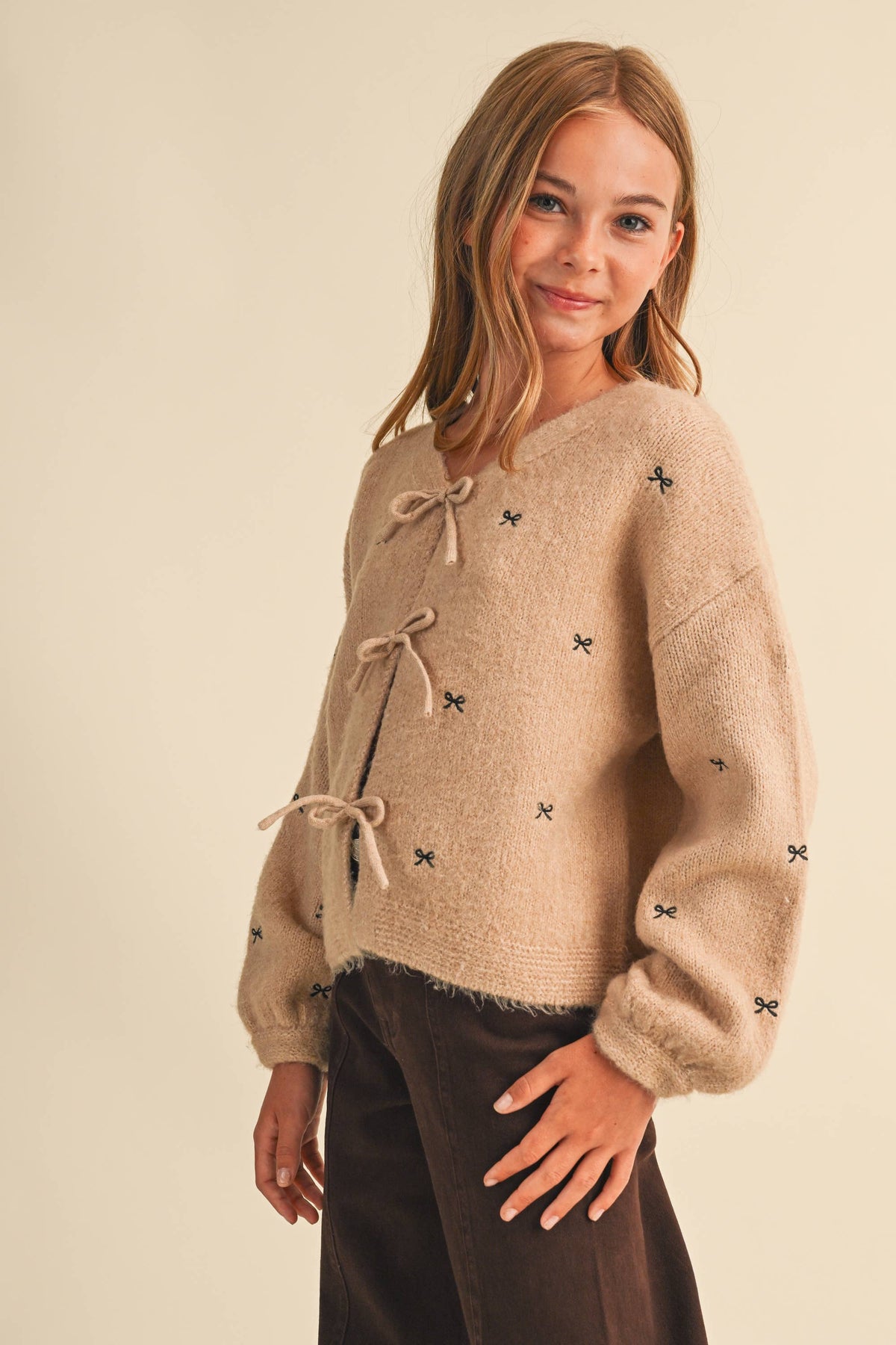 BOW EMBROIDERY SWEATER
