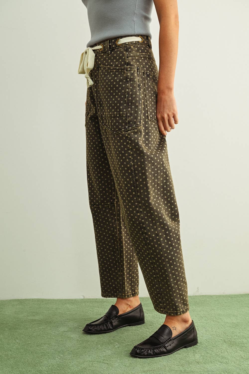 POLKA DOT PRINTED BARREL PANTS WITH BELT